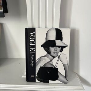 Vogue Essentials: Handbags Book
